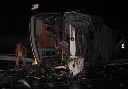 Otobüs kamyona arkadan çarptı: 1 ölü, 22 yaralı